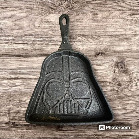 Gallerie Other - Disney Star Wars  Darth Vader Cast Iron Baking Skillet